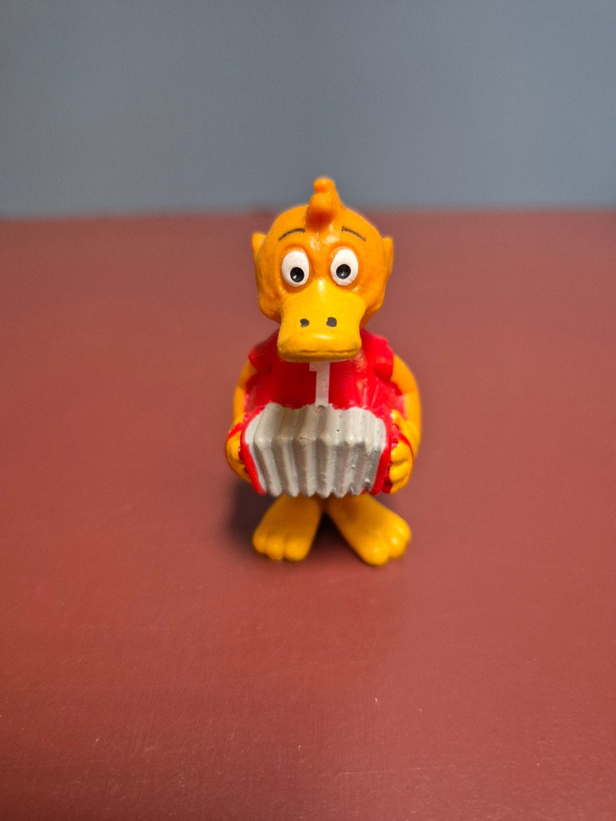Vintage Kinder Surprise Eend met Accordeon Figuur, Verzamelen, Beelden en Beeldjes, Ophalen of Verzenden, Zo goed als nieuw, Dier