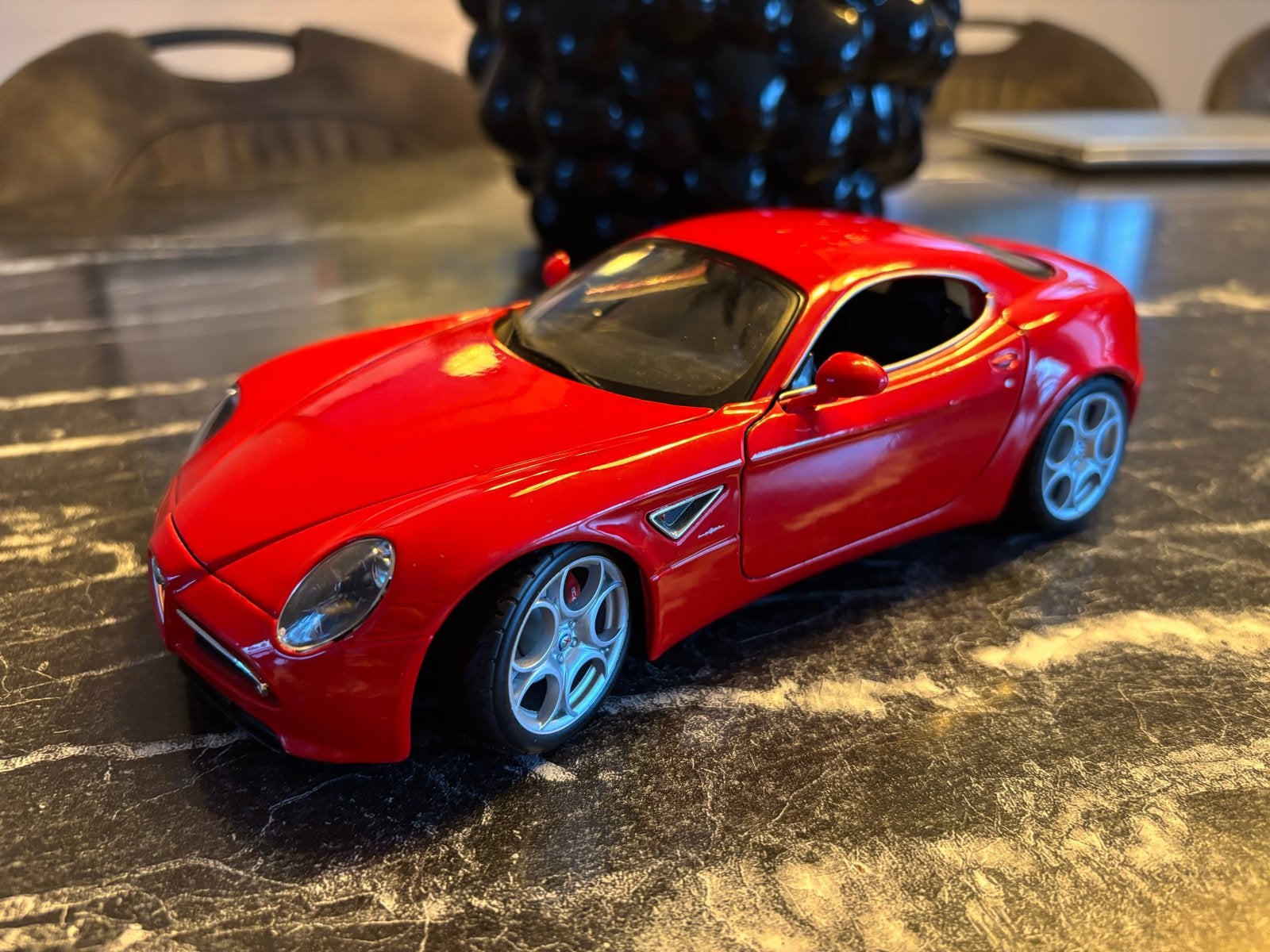 Alfa Romeo 8C Competizione Burago 1:18  rood, Ophalen of Verzenden, Gebruikt, Overige typen