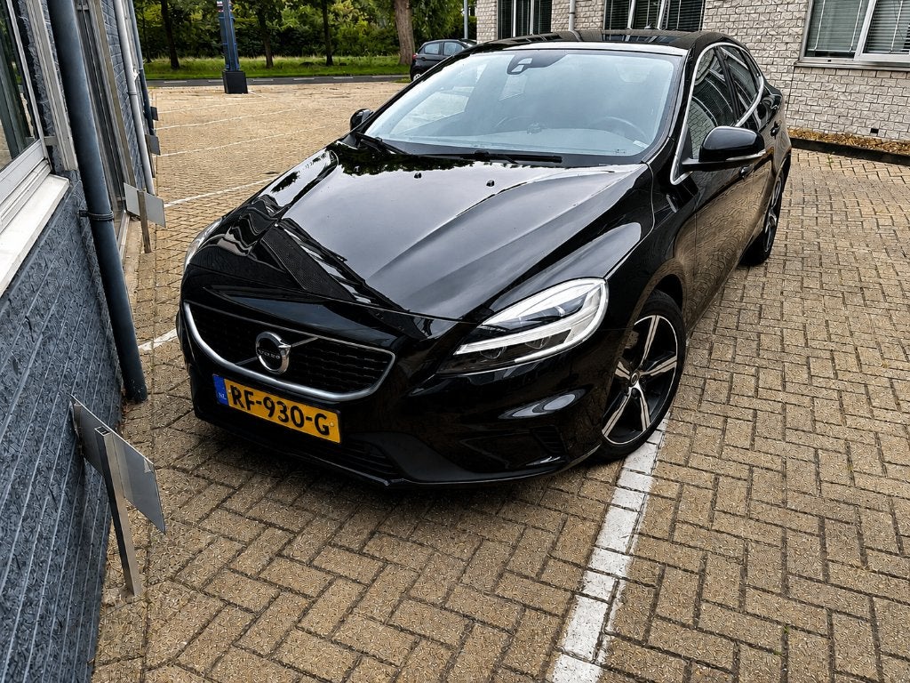 Volvo V40 R-Design T4 190PK | Sportief & Luxe | 2017 | Zwart, Auto's, Dealer onderhouden, Zwart, Particulier, 1342 kg