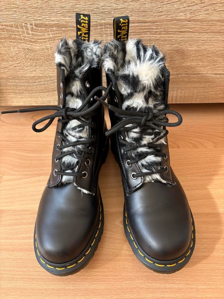 Dr. Martens laarzen met bont, maat 38, Kleding | Dames, Schoenen, Ophalen of Verzenden, Nieuw, Zwart, Lage of Enkellaarzen
