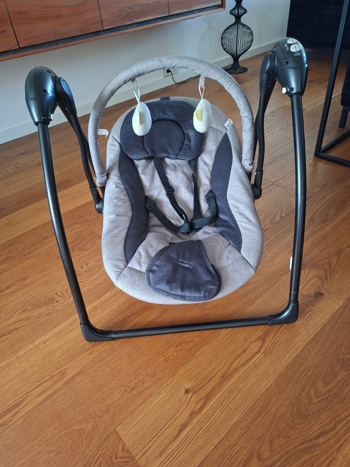 Qute schommelstoel met 16 melodieën., Kinderen en Baby's, Gebruikt, Wipstoel, Met gordel(s) of riempje(s), Ophalen