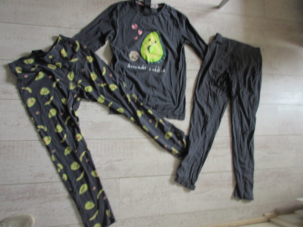 Nette pyjama met avocado afbeelding maat 158-164, Kinderen en Baby's, Kinderkleding | Maat 158, Nacht- of Onderkleding, Meisje