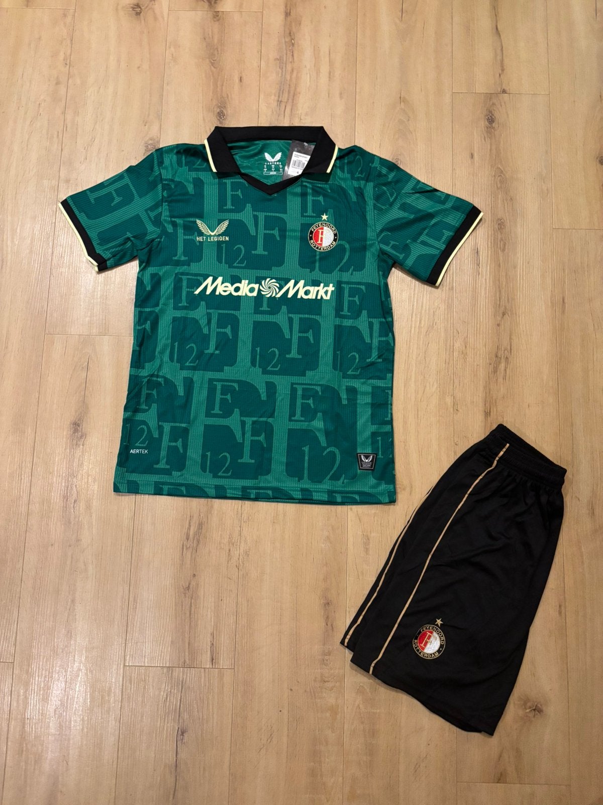 Feyenoord Legioen Tenue Set - Maat M - Nieuw!, Maat 48/50 (M), Nieuw, Ophalen of Verzenden, Voetbal