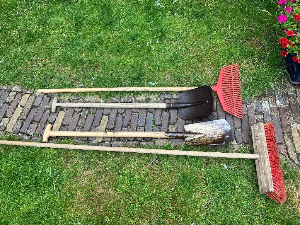 Tuingereedschap 4x: schop spade bezem grashark, Ophalen, Zo goed als nieuw