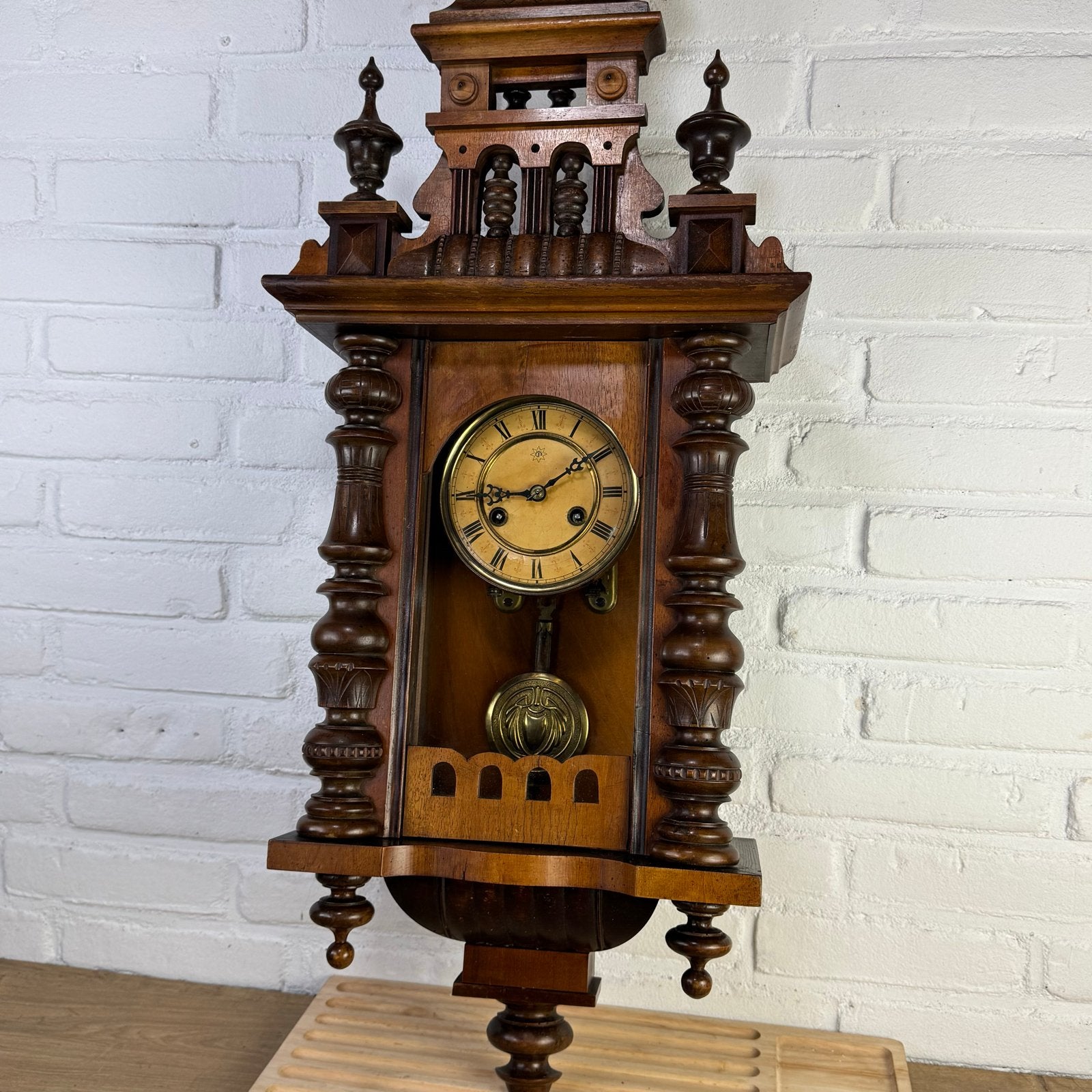 Antieke Junghans wandklok met houtsnijwerk en paard, Ophalen of Verzenden