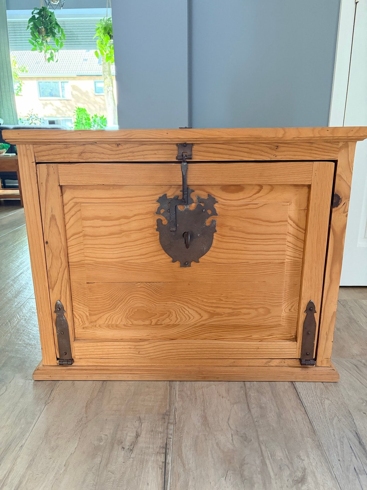 Antieke houten kist met smeedijzeren beslag, Ophalen