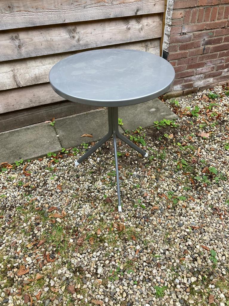Ikea bistro tafeltje grijs metaal 59x71 cm vintage, Tuin en Terras, Ophalen of Verzenden, Gebruikt, Rond, Metaal