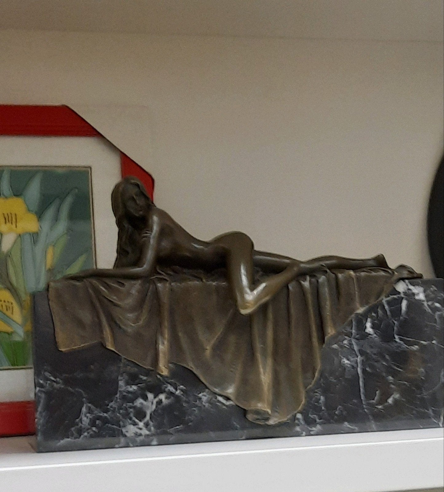 Bronzen beeld van liggende vrouw op marmeren sokkel, Antiek en Kunst, Ophalen of Verzenden, Brons, 20 - 50 cm, Beeld