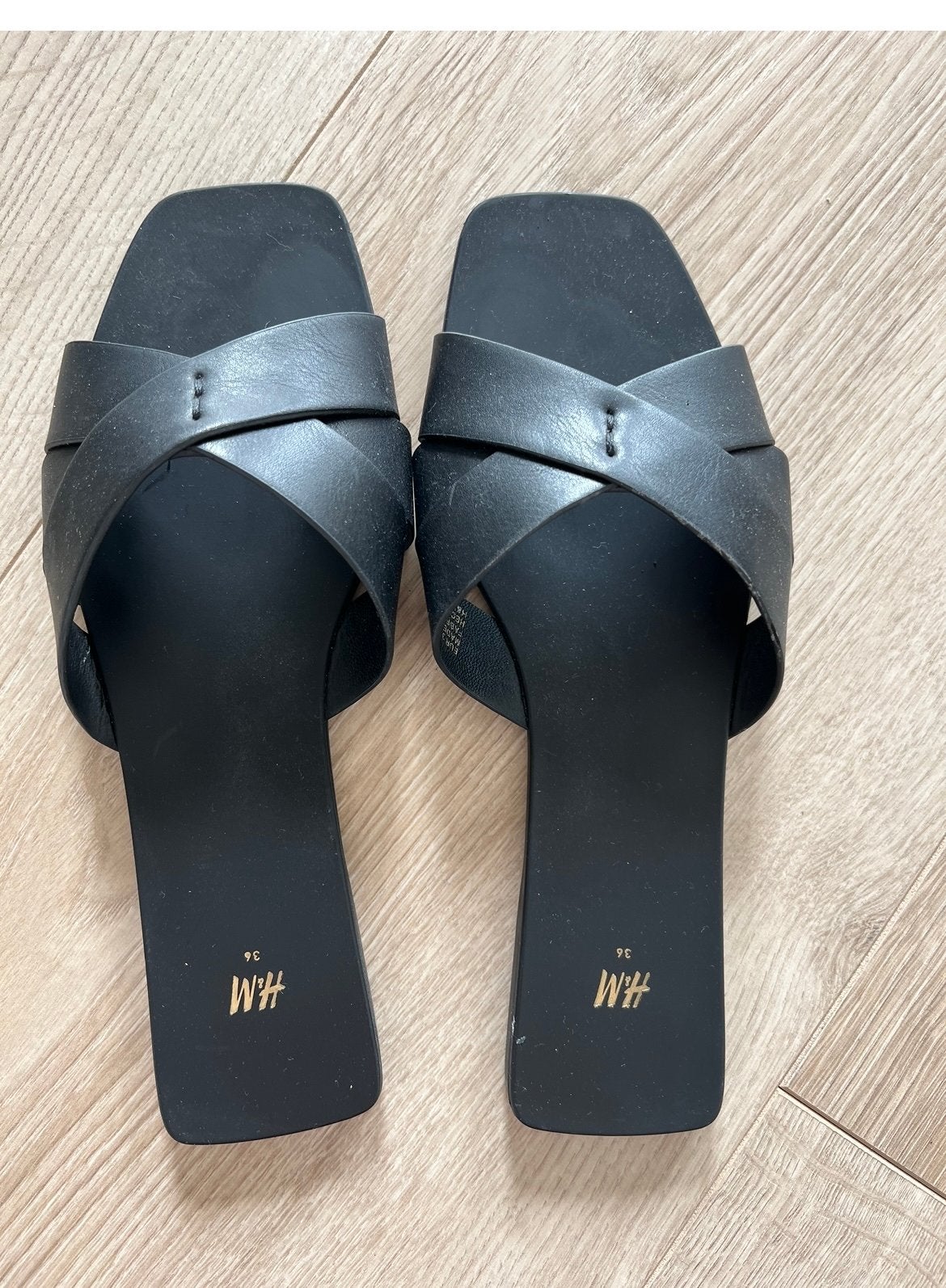 Zwarte H&M slippers maat 36 - Slechts 1 keer gedragen, Ophalen, Zo goed als nieuw, Zwart, Slippers