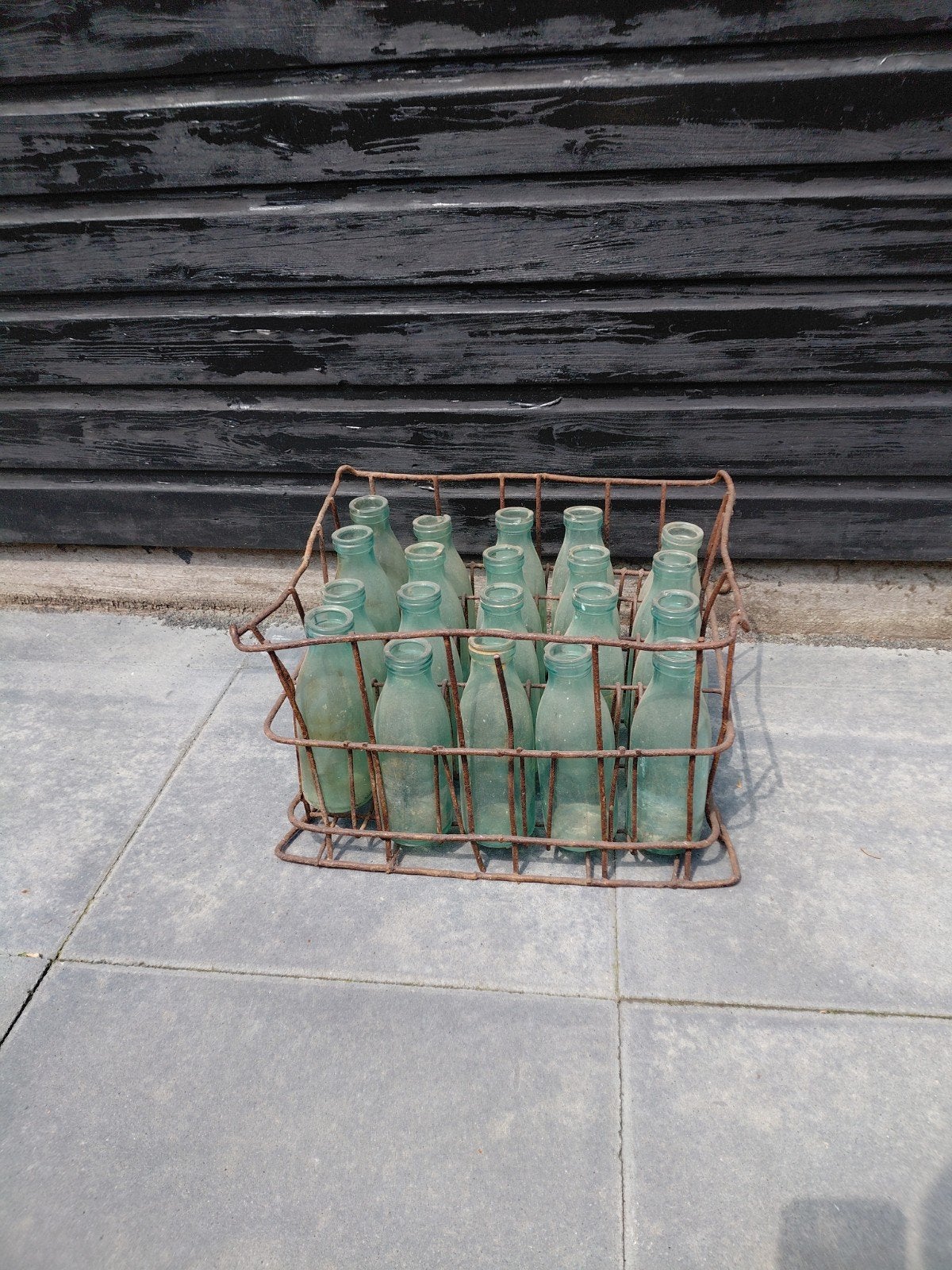 Vintage melkkrat met glazen flessen, Ophalen