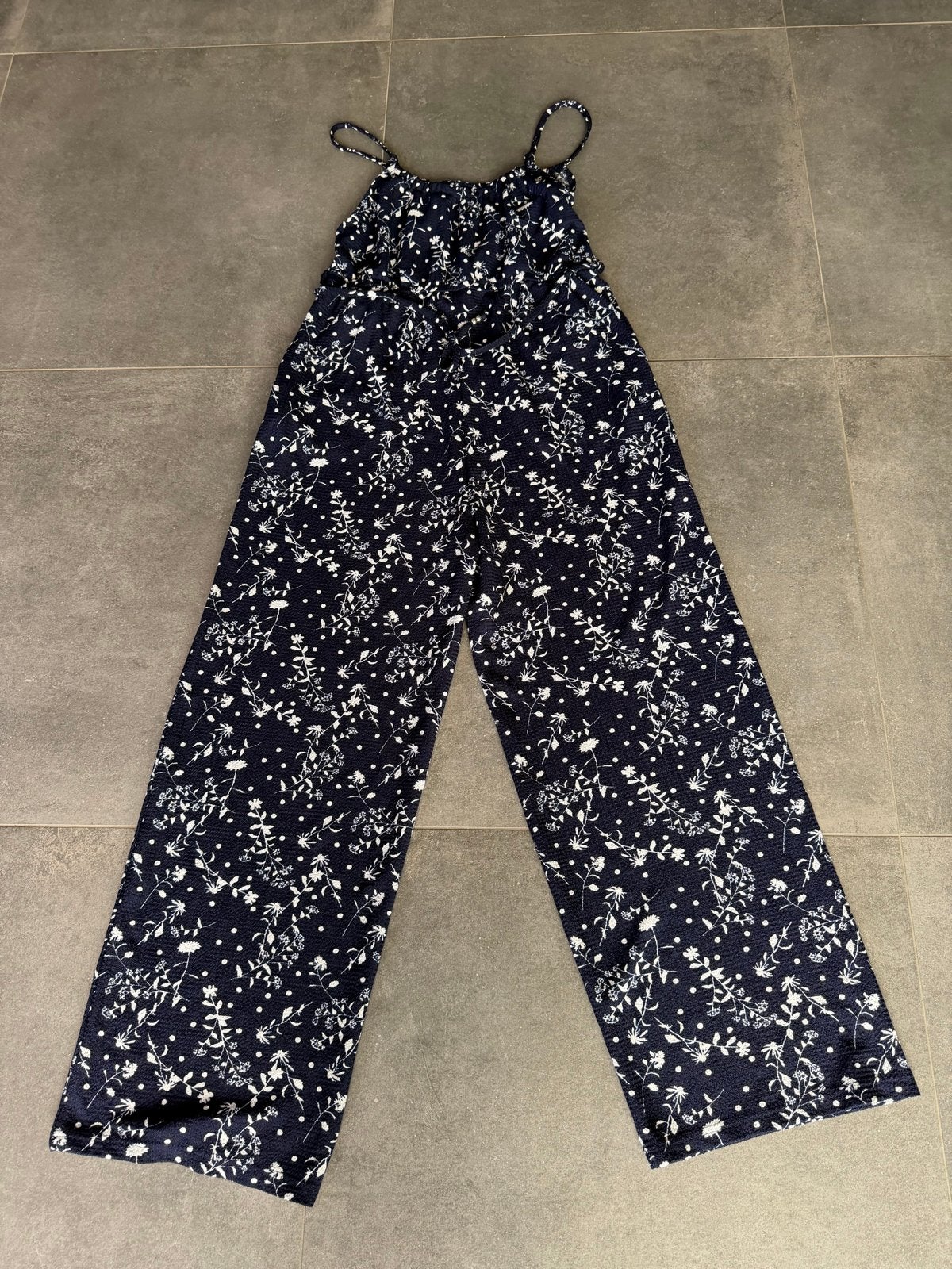 Donkerblauwe jumpsuit met bloemenprint L, Kleding | Dames, Ophalen of Verzenden, Zo goed als nieuw, Maat 38/40 (M), Blauw