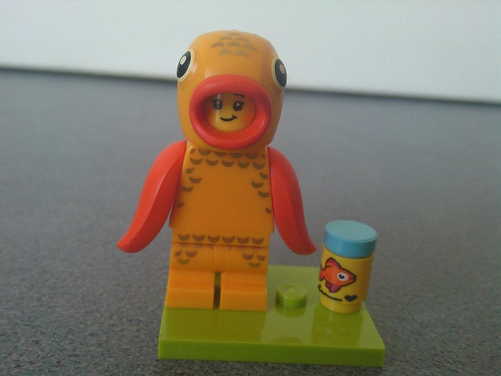 Minifiguur/Poppetje CMF serie 28: Meisje in goudvis kostuum, Verzenden, Lego, Nieuw, Minifiguren serie