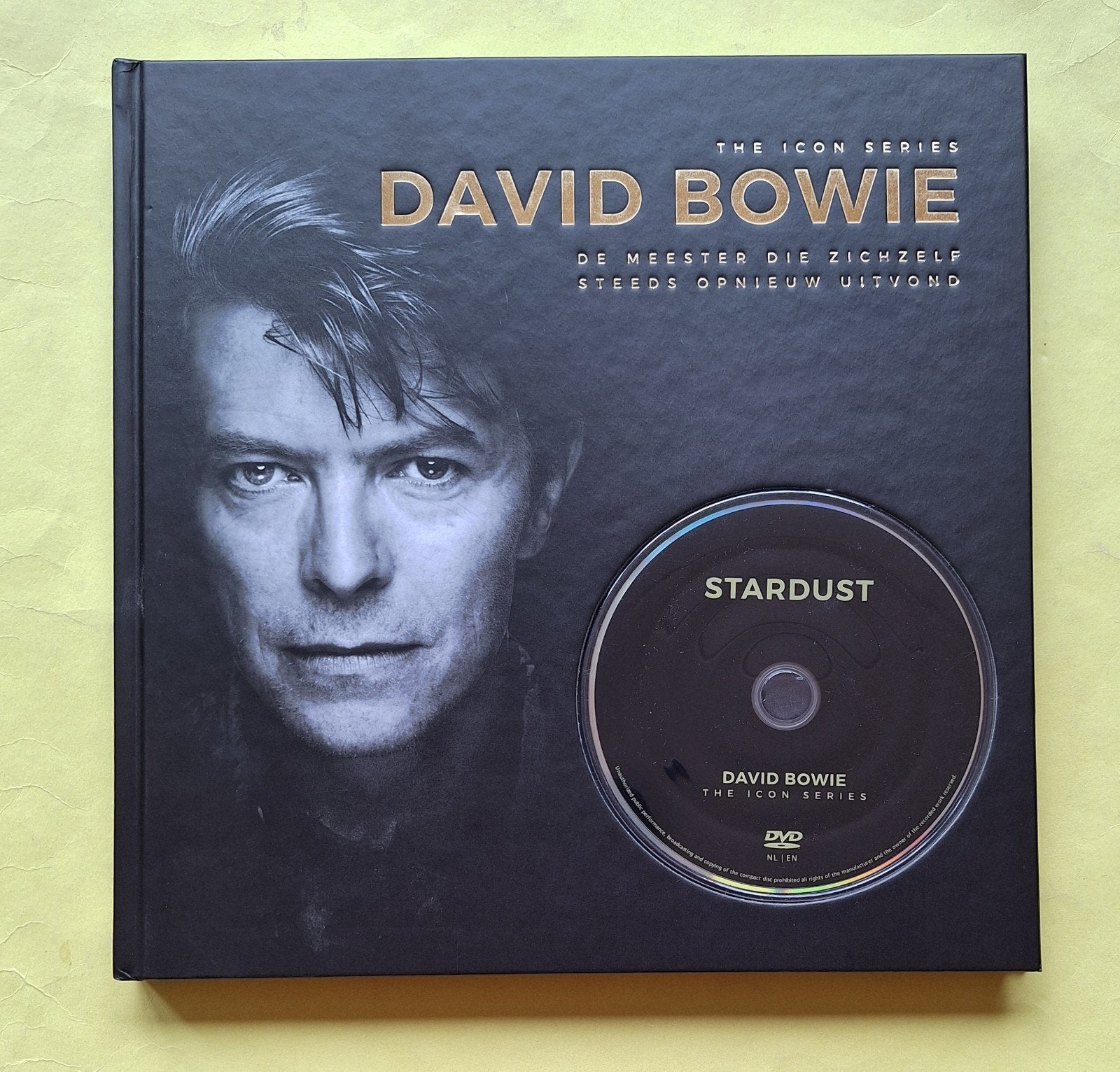 David Bowie: The Icon Series - Boek met DVD, Boeken, Muziek, Ophalen of Verzenden, Zo goed als nieuw, Artiest, Onbekend
