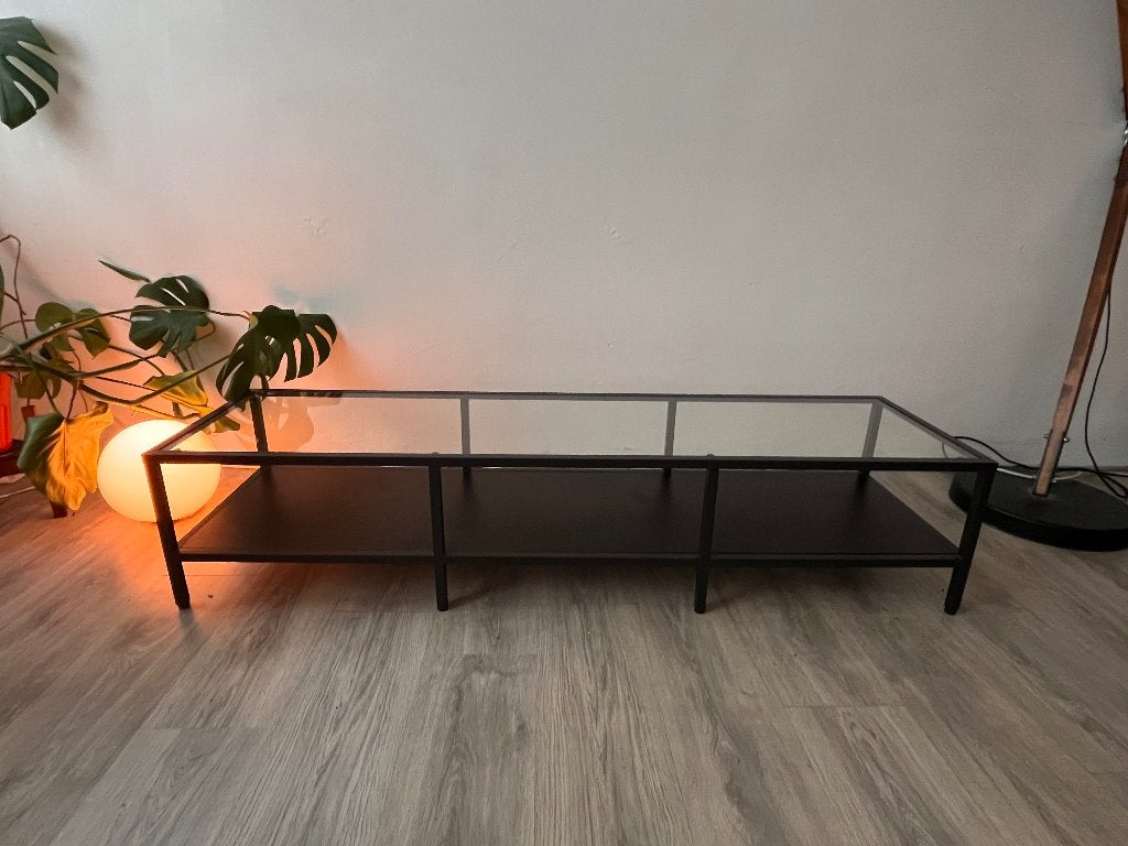 IKEA VITTSJÖ – mooie bijzettafel of tv-meubel, Huis en Inrichting, Ophalen, Gebruikt, 100 tot 150 cm, Glas