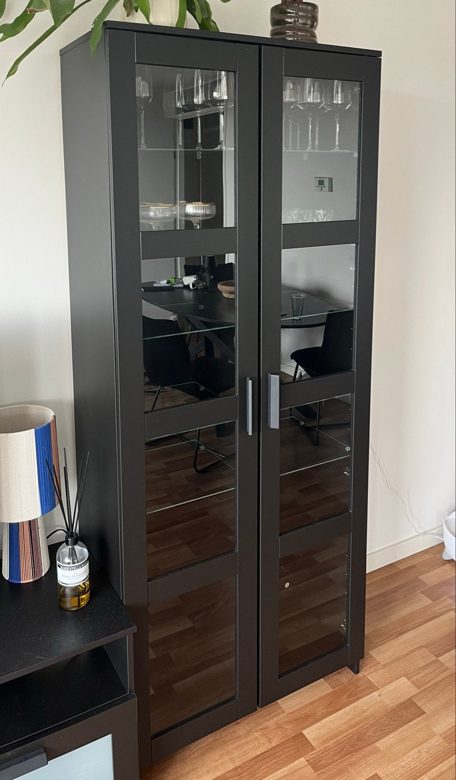 IKEA BRIMNES vitrinekast 80x190 zwart - Zo goed als nieuw, Huis en Inrichting, Kasten | Vitrinekasten, Ophalen, 50 tot 100 cm