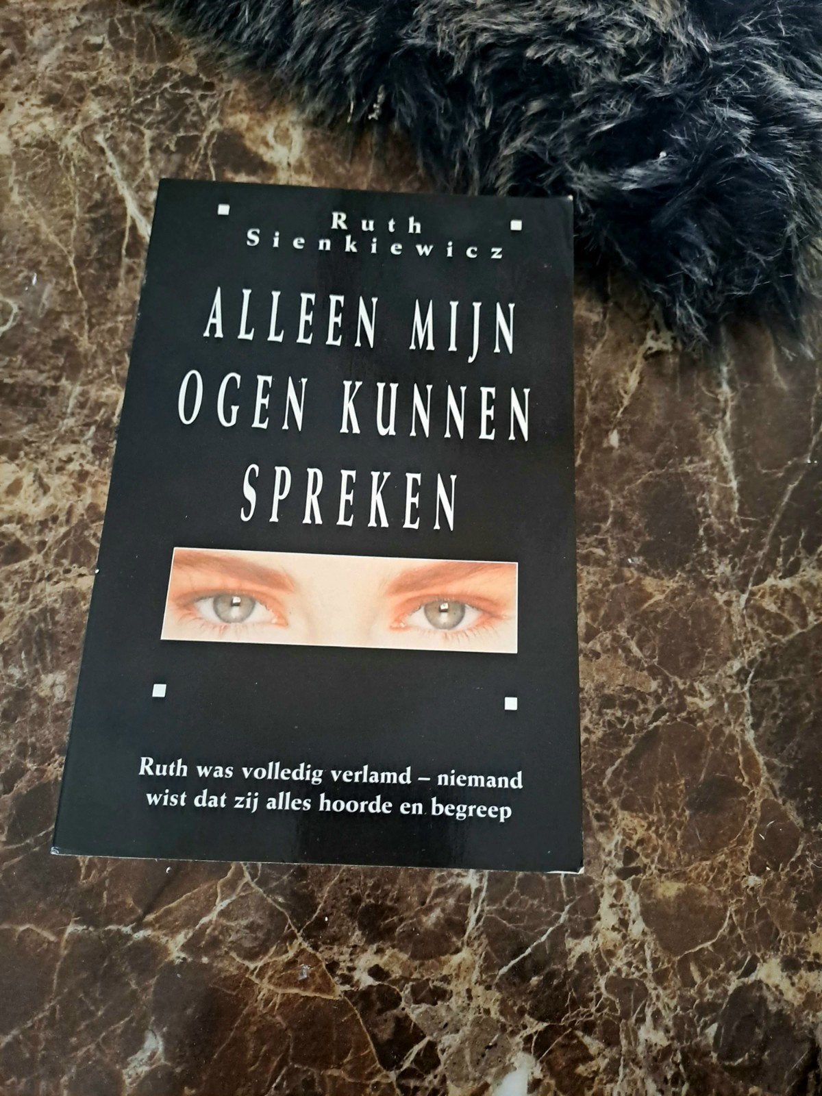 Alleen mijn ogen kunnen spreken, Ophalen of Verzenden, Zo goed als nieuw