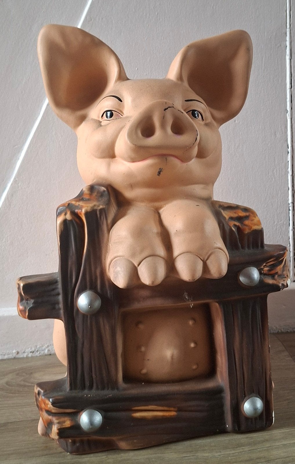 Leuke spaarpot varken in houten hek, Ophalen, Gebruikt, Steen, Aardewerk of Keramiek, Dier