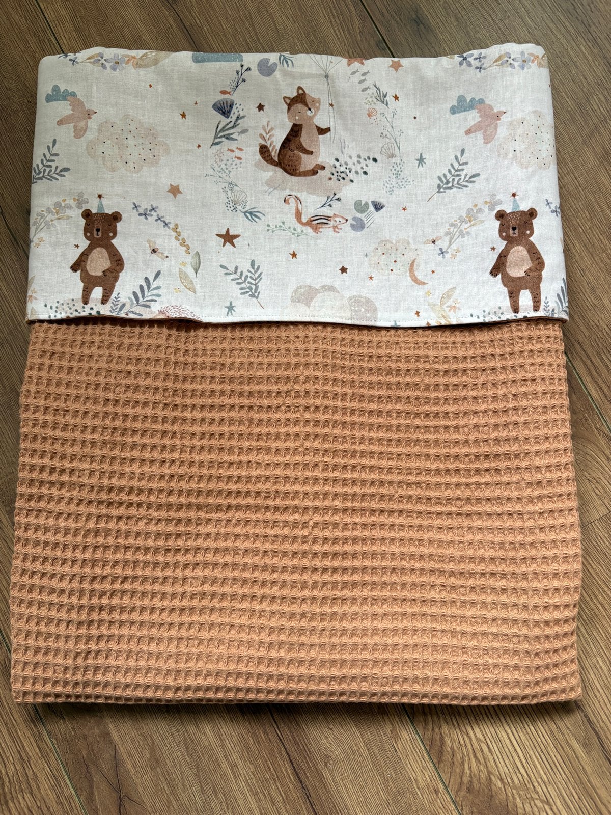 Nieuw Wiegdekentje met bosdieren, Ophalen of Verzenden, Nieuw, Handgemaakt, Deken