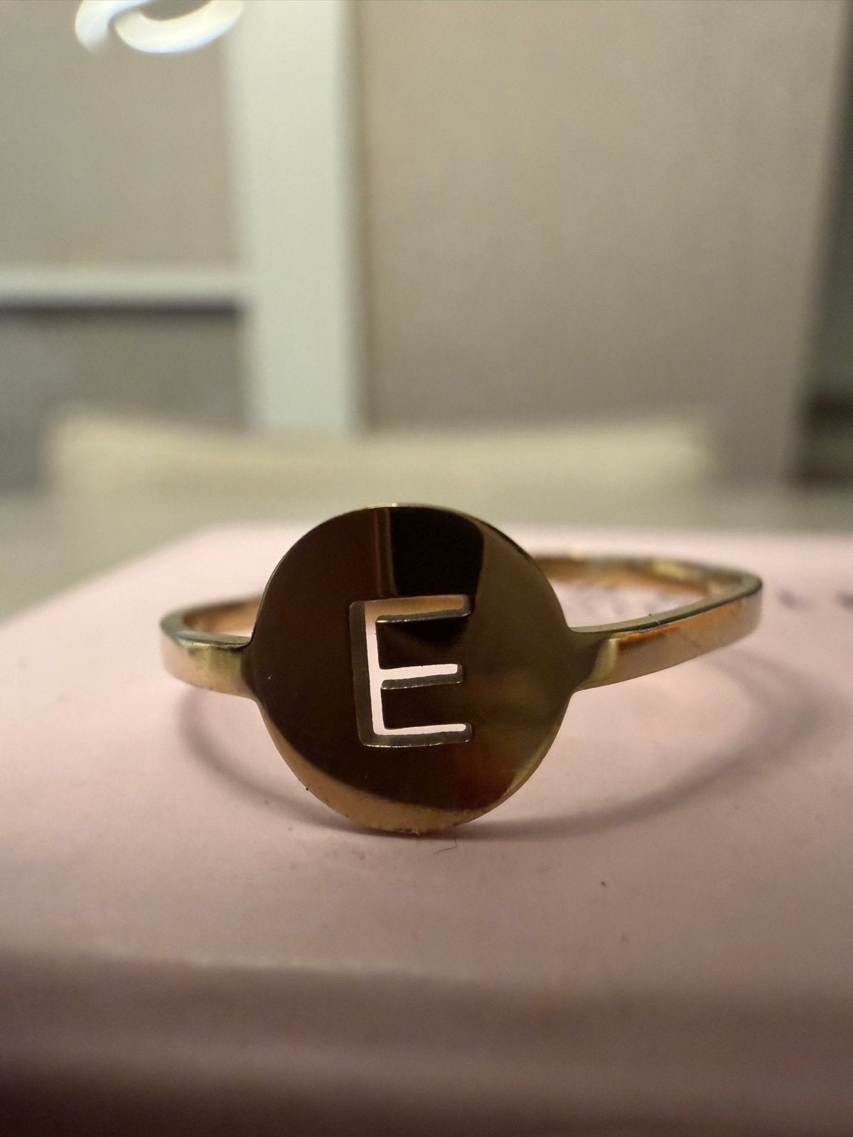 Gouden ring met letter 'E', Ophalen of Verzenden, Zo goed als nieuw, 17 tot 18, Dame