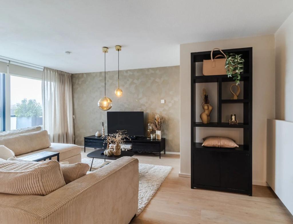 Zwarte vakkenkast / roomdivider met deuren, Huis en Inrichting, Kasten | Boekenkasten, Ophalen, Met deur(en), Overige materialen
