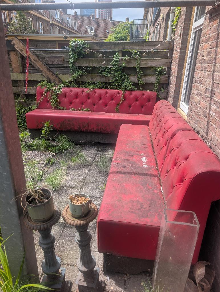 Gratis ophalen 2 rode lederen tuinbanken, Tuin en Terras, Ophalen, Gebruikt, Overige materialen