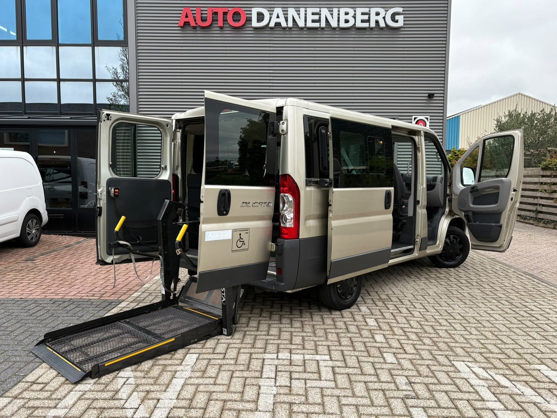 Fiat Ducato 30 2.2 MultiJet KH1ROLSTOEL-BUS, NIEUWE-APK! ROL, Voorwielaandrijving, Gebruikt, Zwart, 4 cilinders