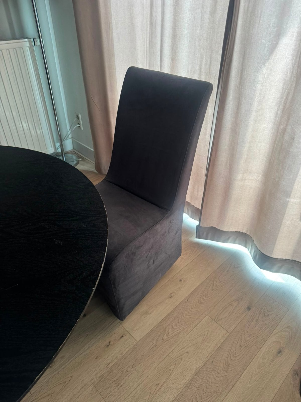 4x Donkergrijze eetkamerstoelen met wieltjes, Huis en Inrichting, Gebruikt, Ophalen of Verzenden, Vier, Stof