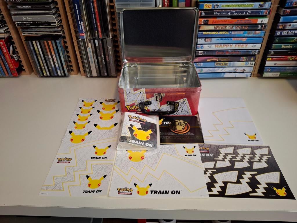 Pokemon 25th anniversary collectors chest (zonder packs), Ophalen of Verzenden, Zo goed als nieuw, Overige typen