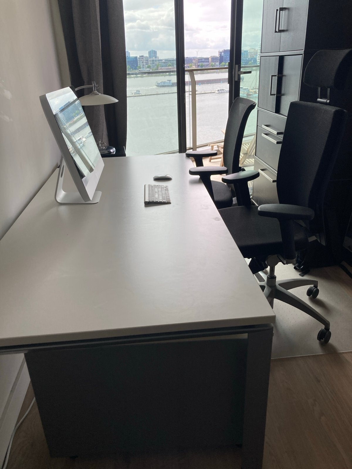 Steelcase bureau met ladeblok en twee Steelcase bureaustoele, Ophalen, Overige typen, Gebruikt, Met lades