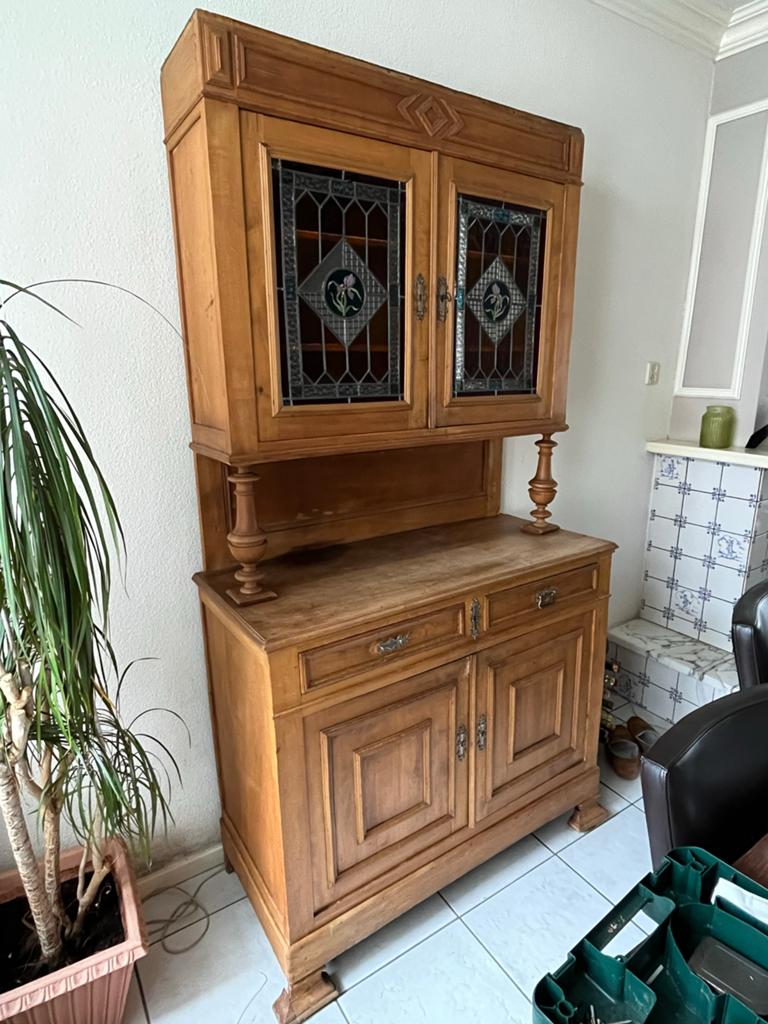 Antieke kast met glas-in-lood vitrine, Ophalen