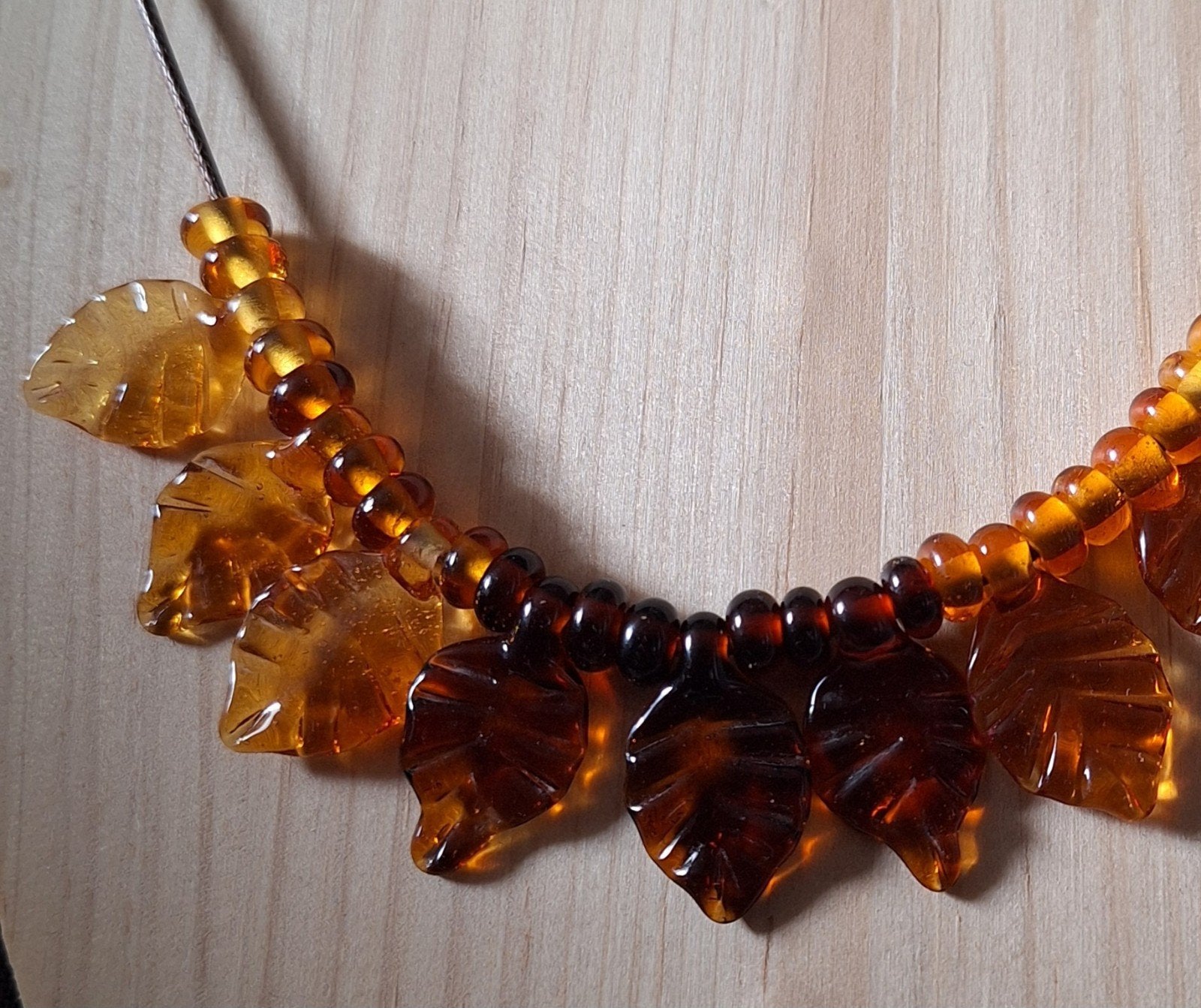 ketting met handgemaakte blaadjes van glas, Verzenden, Nieuw, Bruin, Overige materialen