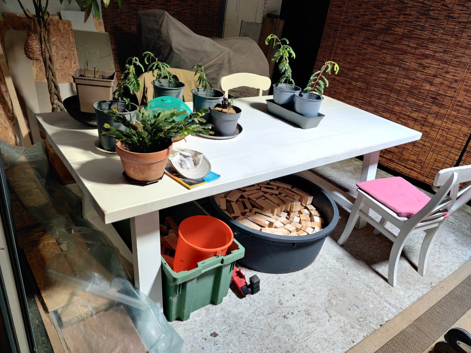 Robuuste witte buitentafel met 3 houten stoelen, Huis en Inrichting, Gebruikt, 150 tot 200 cm, Rechthoekig, Drie personen