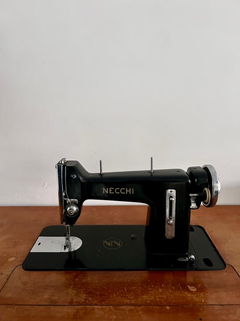Necchi vintage naaimachine, Ophalen