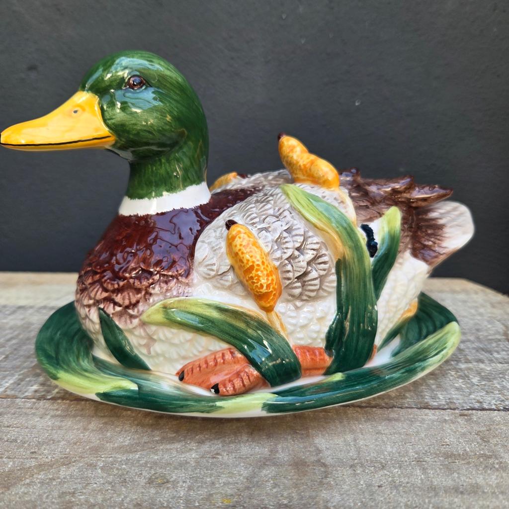 Brocante barbotine aardewerk eend schaal met stolp, Antiek en Kunst, Curiosa en Brocante, Ophalen of Verzenden