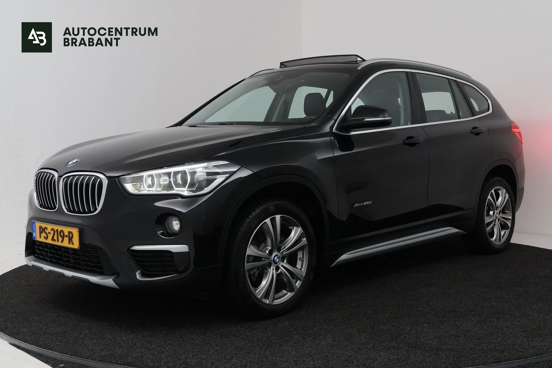 BMW X1 XDrive20i High Executive (PANORAMADAK, CAMERA, TREKHA, Auto's, 1998 cc, Gebruikt, 2000 kg, Zwart