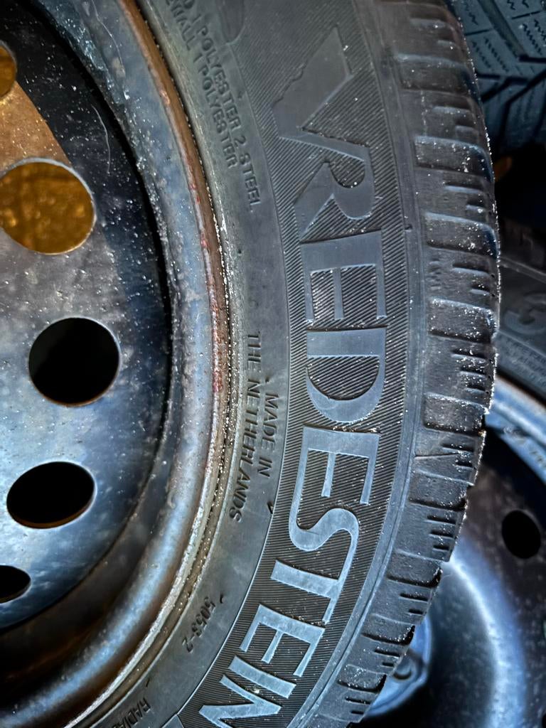 Vredestein Winterbanden op stalen velg 165/65 R15, Ophalen, Gebruikt