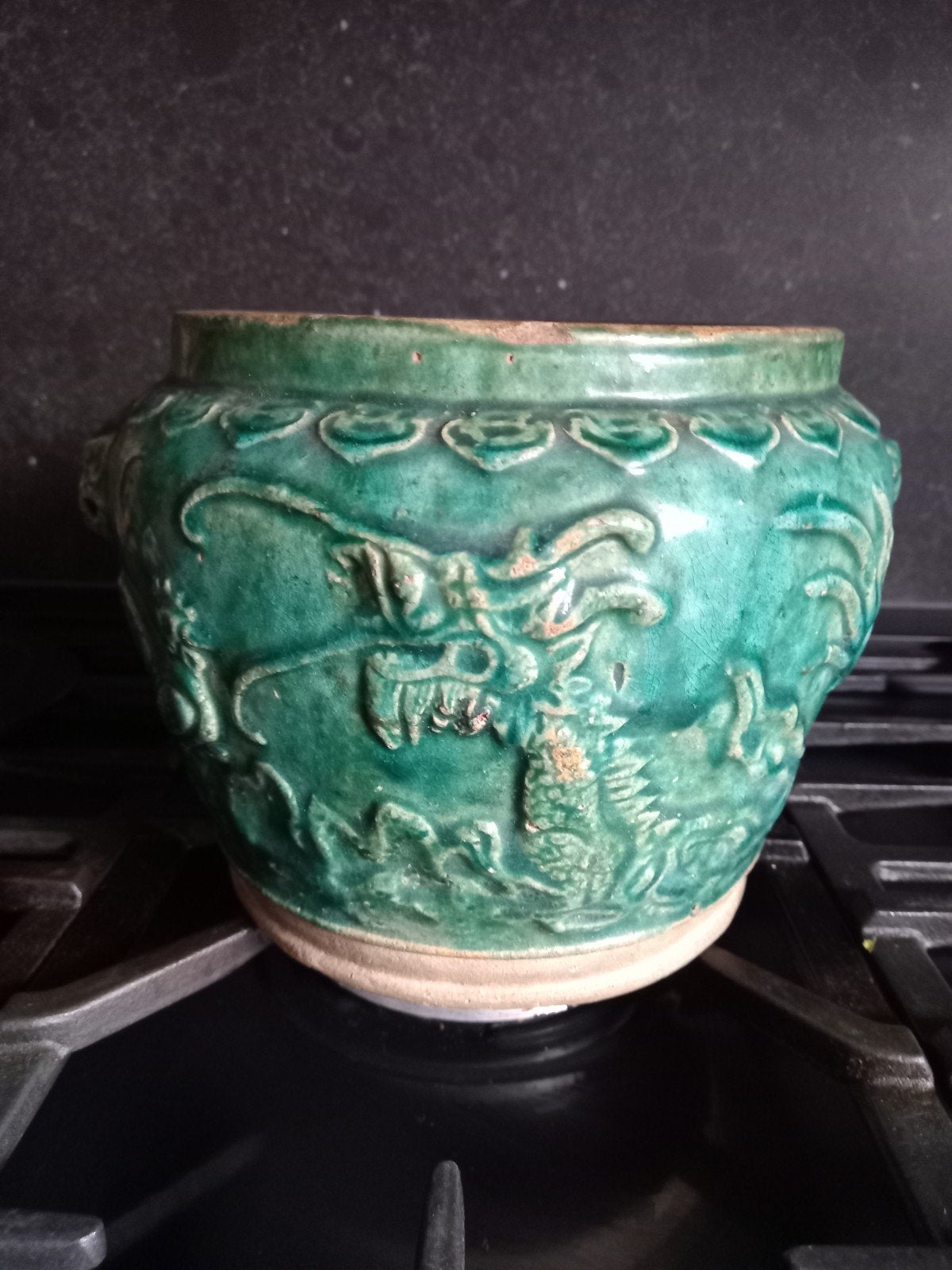 Antieke Chinese Groene Glazuur Pot met Reliëf Draken, Ophalen of Verzenden