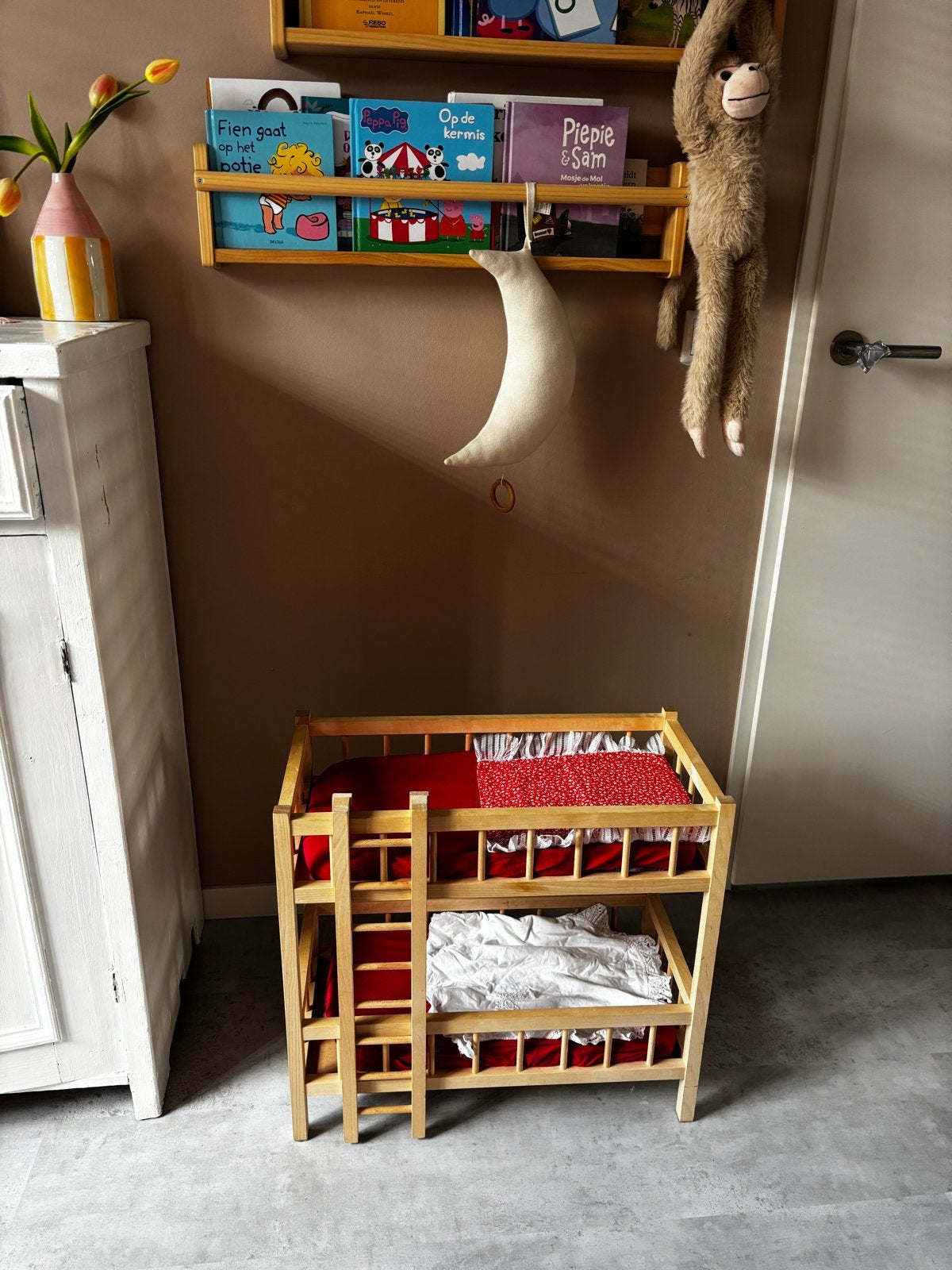 Houten poppenbedje met stapelbed, Kinderen en Baby's, Speelgoed | Poppen, Ophalen, Gebruikt, Overige typen