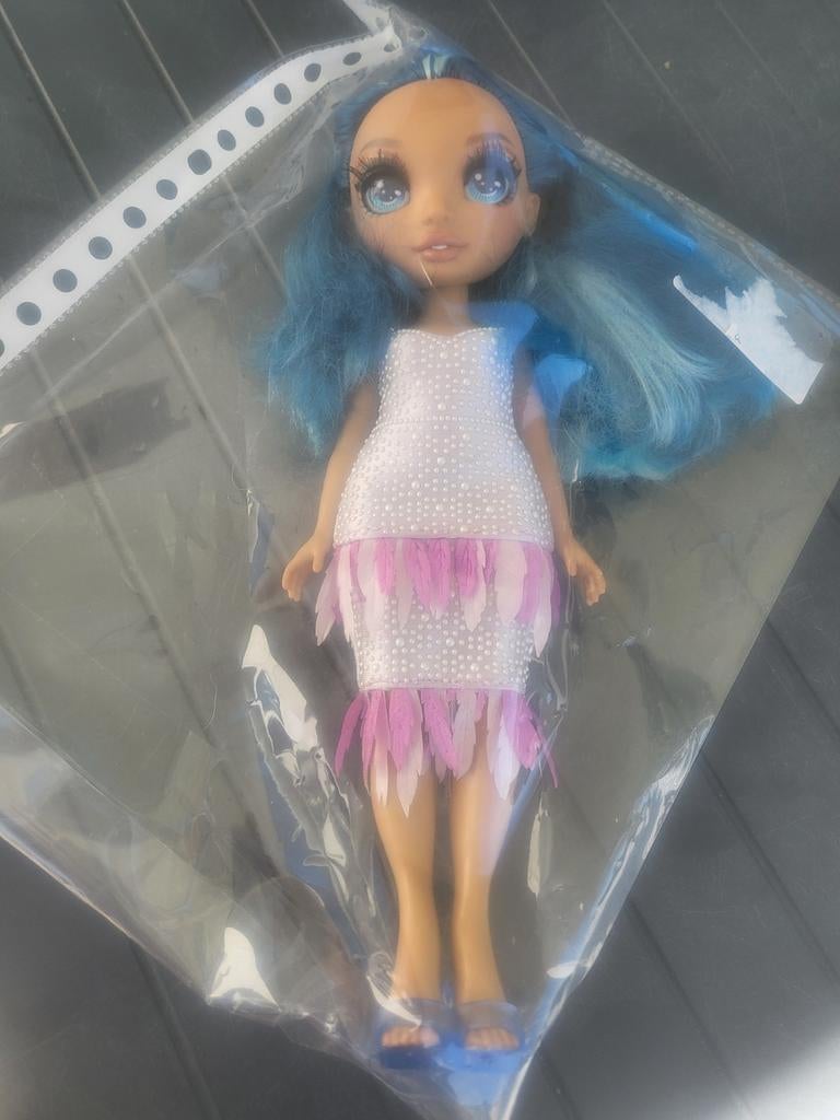 Rainbow High pop met blauw haar en witte jurk, Ophalen of Verzenden, Zo goed als nieuw, Overige typen