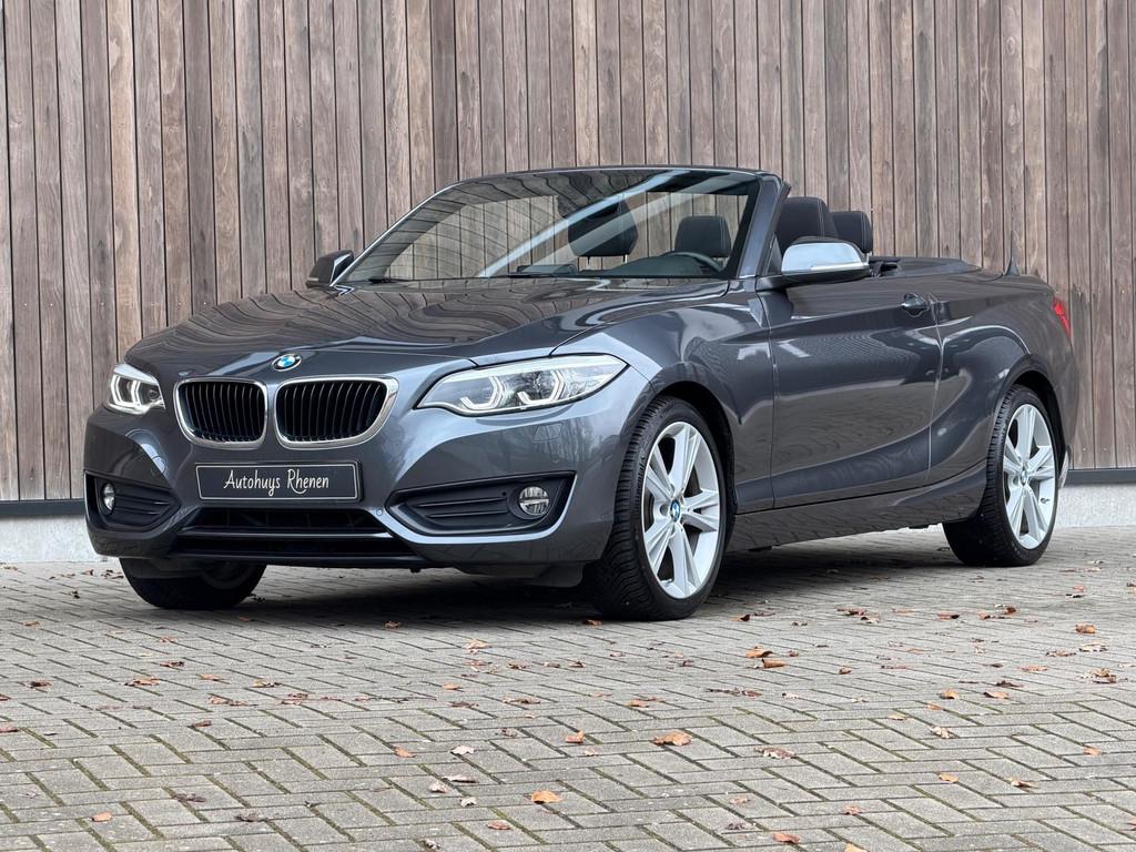 BMW 2-serie Cabrio 220i Executive / H&K / Stuurverwarming /, Auto's, Automaat, 1998 cc, Gebruikt, Zwart