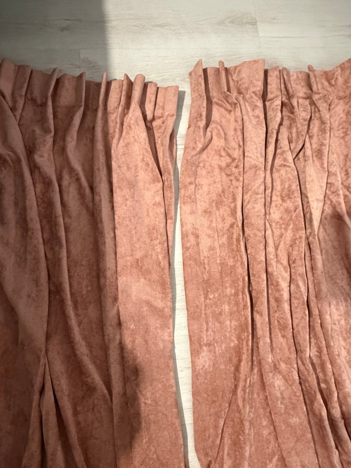 Roze velours gordijnen - 2 stuks, Verduisterend, Fluweel, Ophalen of Verzenden, Zo goed als nieuw
