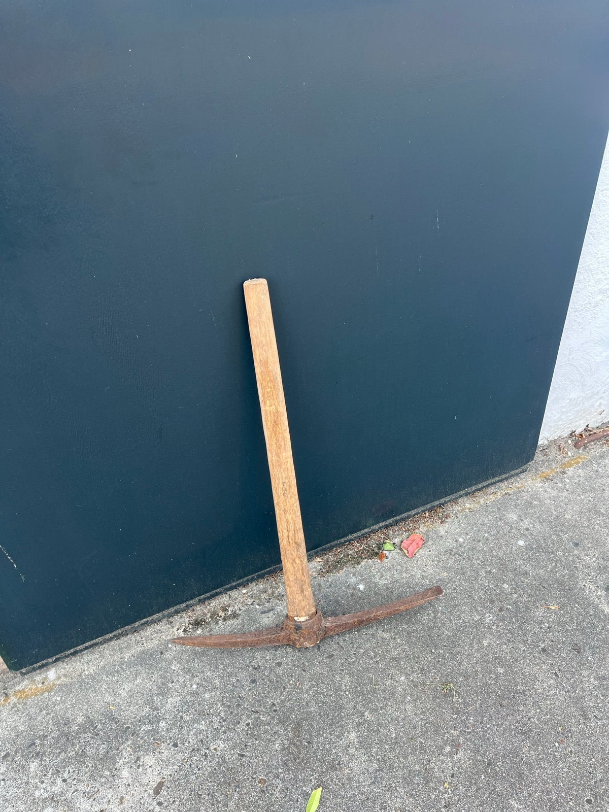 Oude gebruikte pikhouweel met houten steel, Ophalen of Verzenden, Gebruikt, Overige typen