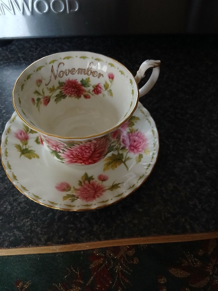 ROYAL ALBERT FLOWERS OF THE MONTH, Antiek en Kunst, Antiek | Servies los, Ophalen of Verzenden