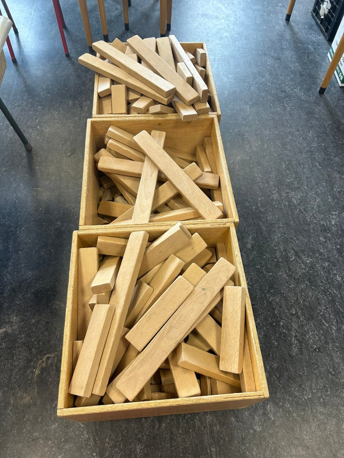 Gratis 3 bakken met houten bouwblokken, Ophalen, Gebruikt