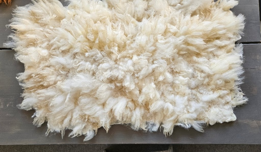 Schapenvacht op wolvilt, diervriendelijk en duurzaam, Huis en Inrichting, Stoffering | Tapijten en Kleden, 50 tot 100 cm, Bruin