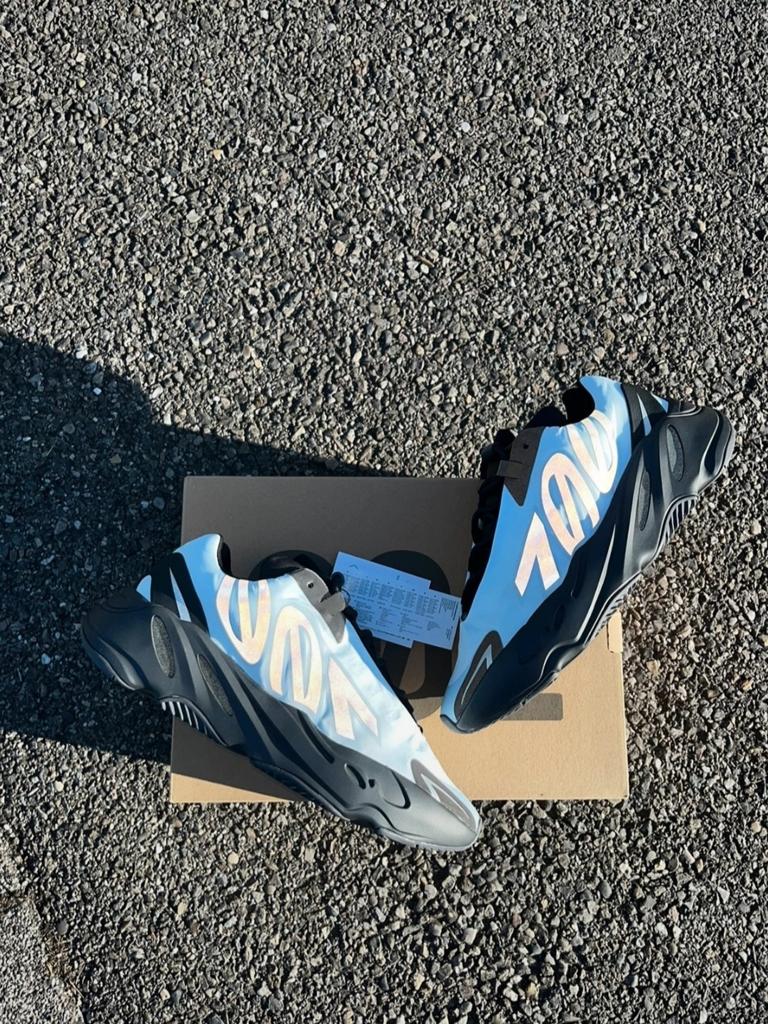 Adidas Yeezy 700 MNVN, Blauw, Nieuw, Ophalen of Verzenden, Sneakers of Gympen