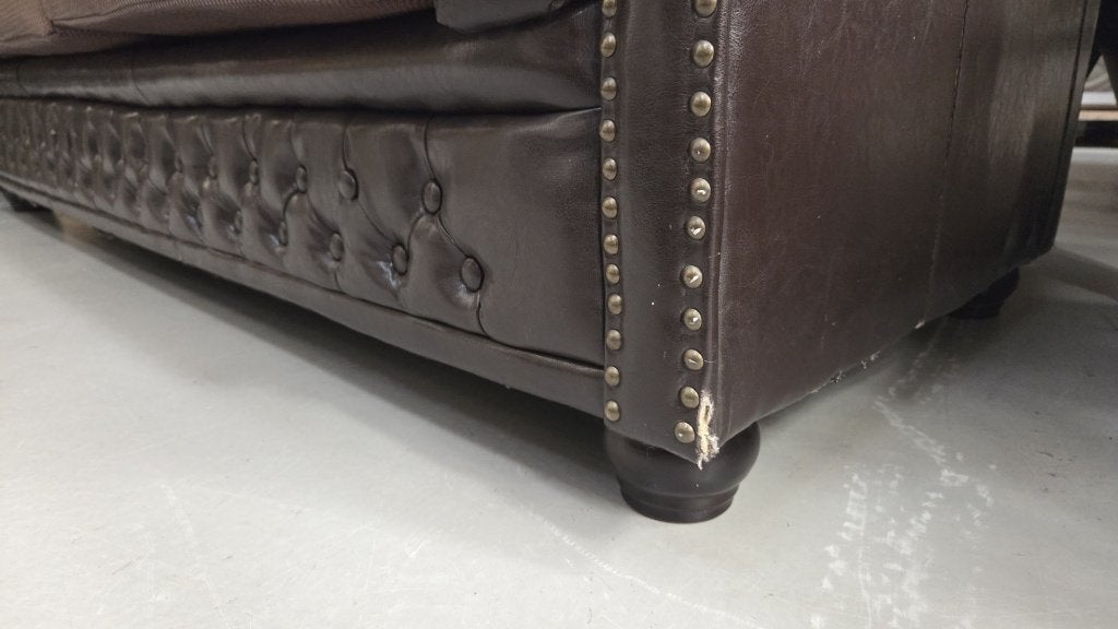 Stoere Chesterfield stijl bank donkerbruin geleefd mancave, Ophalen, Gebruikt, Leer, 75 tot 100 cm