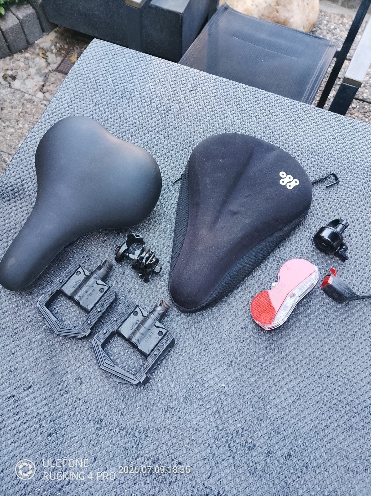 Te koop fietszadel,gel hoes, achterlicht, pedalen en bel, Ophalen of Verzenden, Zo goed als nieuw
