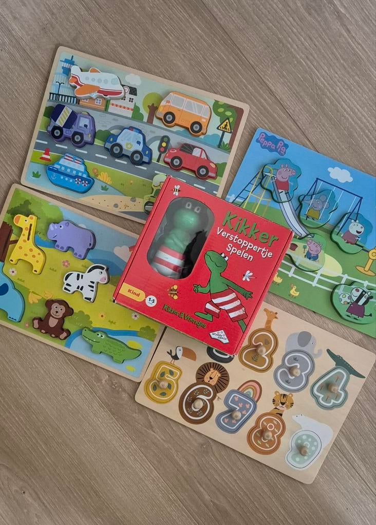diverse speelgoed puzzels kikker speelt verstoppertje