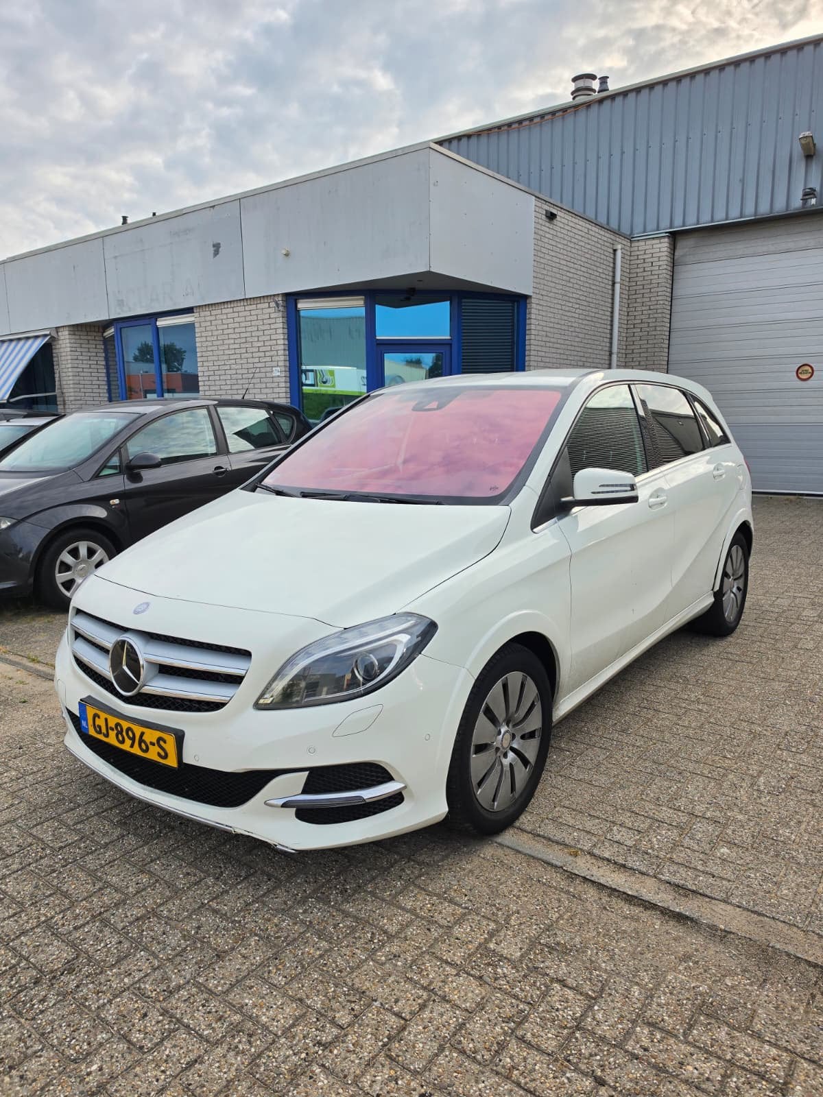 Mercedes-Benz B-Klasse Electric Drive 2015 Wit, Auto's, Mercedes-Benz, 180 min, Wit, Origineel Nederlands, 1625 kg